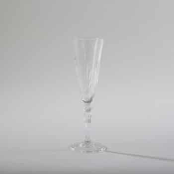 Champagne Flute Victoria 16cl | Champagne flute Victoria is a beautiful glass in retro style. The glasses of the Victoria series go very well with our golden rental cutlery Ines. So the champagne glasses not only give a good picture during a reception, but look simply stunning when laid down on a long table. | gotvintage Rental & Event Design