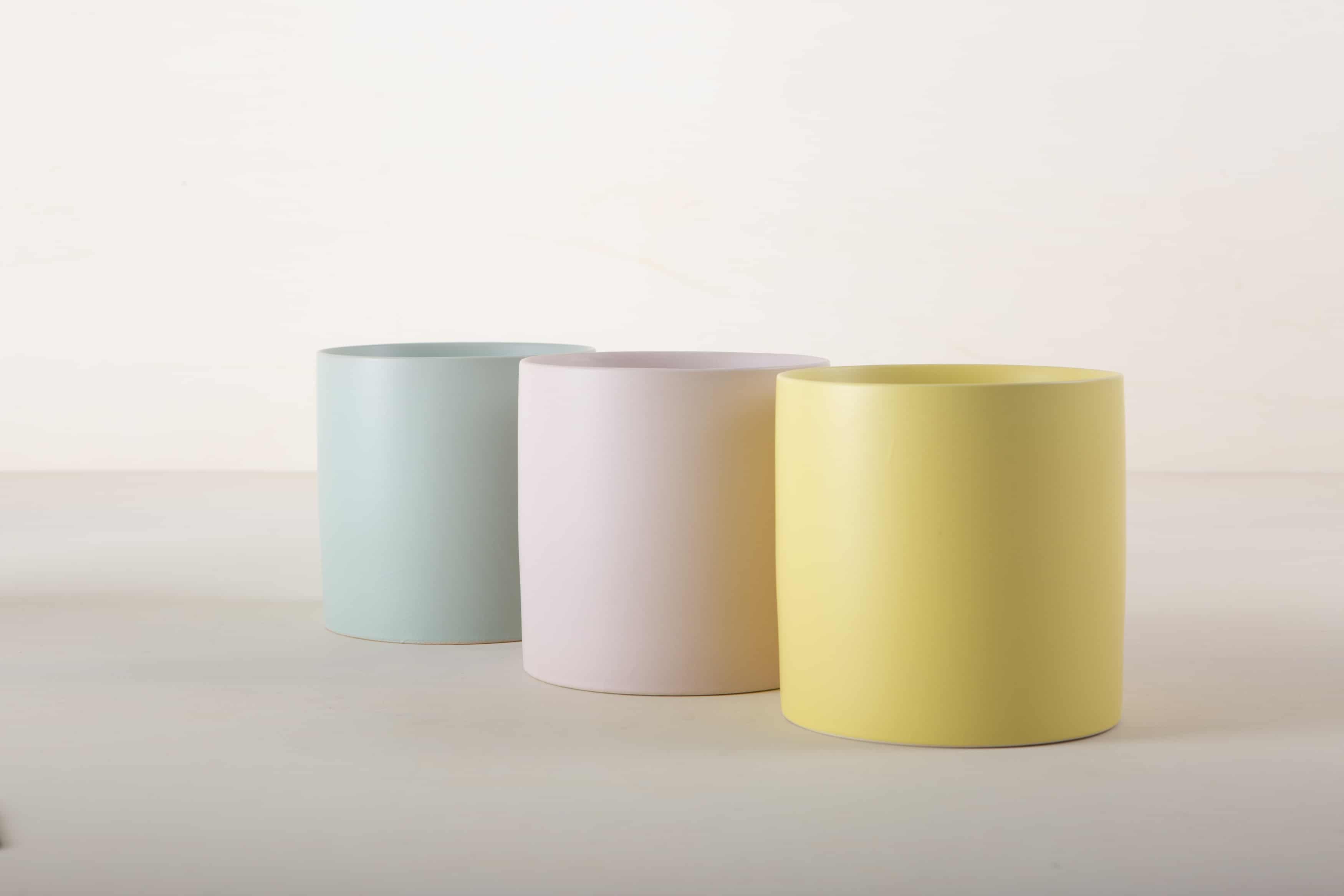  | No table is complete without flowers. If you prefer daisies or herbs in pots instead of cut flowers, our colourful ceramic pots are a great option for your decoration. They come in three cheerful pastel colours and harmonise perfectly with all the great flower colours while adding beautiful splashes of colour to the table. | 