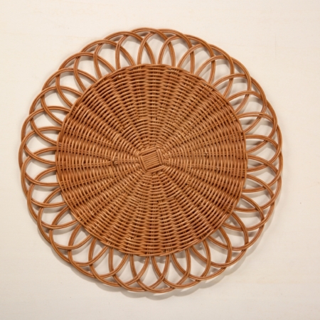 Placemat Talapampa Rattan | Handmade from rattan, these round placemats are woven in an intricate pattern that will add a special touch to any bohemian table. The natural finish accentuates the texture and pattern of the set that makes a beautiful accent to any modern table. Each piece is finished in warm brown, which highlights the texture and complexity of the weave.These placemats are the perfect base for a lovingly set table. Add our Vallecito ceramic plates and pure linen Amparo napkins for an organic yet sophisticated style. | gotvintage Rental & Event Design
