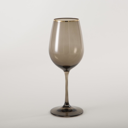 Wine Glass Acadia Smoked Gold Rim 35cl | We rent out the white wine glass Acadia Smoke, a wine glass with a golden rim and a smoked glass look. Whether for an elegant dinner party, a festive reception or a minimalist wedding - wine glass Acadia Smoke is definitely the colored glass for your event.You can rent further colored glasses of the Acadia series with smoked glass effect and gold rim to match the white wine glass. The complete Acadia Smoke series includes water tumbler, red wine glass and champagne coupe. | gotvintage Rental & Event Design