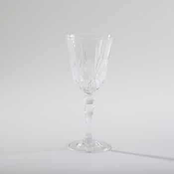 Wine Glass Victoria 21cl | Wine glass Victoria is a beautiful glass in retro style. The glasses of the Victoria series go very well with our golden rental cutlery Ines. The wine glasses not only give a good picture on the side table of a cozy lounge, but also look stunning at long tables when laid. | gotvintage Rental & Event Design