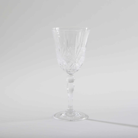 Wine Glass Victoria 21cl | Wine glass Victoria is a beautiful glass in retro style. The glasses of the Victoria series go very well with our golden rental cutlery Ines. The wine glasses not only give a good picture on the side table of a cozy lounge, but also look stunning at long tables when laid. | gotvintage Rental & Event Design