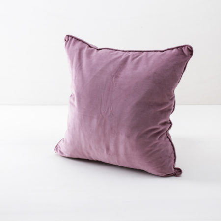 Pillow Marina Velvet Plum 50x50 | We rent out velvet pillow Marina in many different colours. Whether six pillows of one colour or a minimalistic or wild combination of different colours - you can decide for yourself.The pillows with their soft velvet covers are great to place and combine on benches, sofas, armchairs or picnic blankets. | gotvintage Rental & Event Design