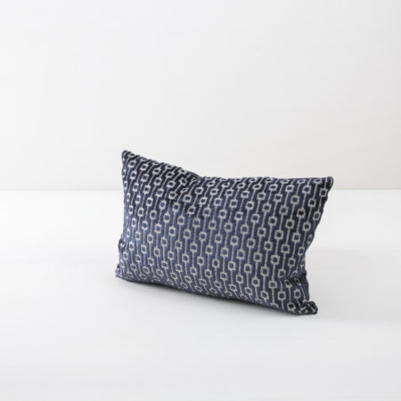 Pillow Raimundo Blau 30x45 | The three pillows Raimundo are small, soft pillows with a slightly shiny cotton surface. The cushions look great when three of them are placed on a sofa, distributed on armchairs or combined with different colours and patterns. | gotvintage Rental & Event Design