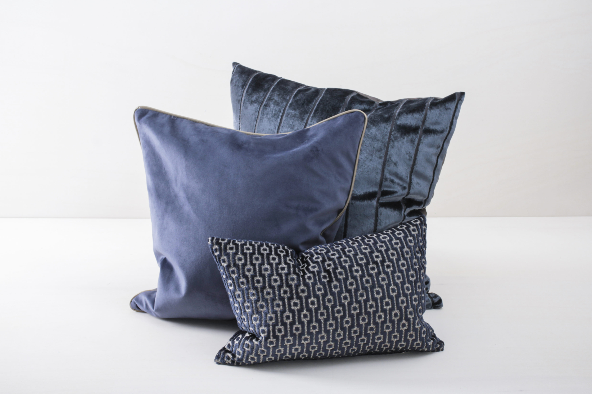  | The three pillows Raimundo are small, soft pillows with a slightly shiny cotton surface. The cushions look great when three of them are placed on a sofa, distributed on armchairs or combined with different colours and patterns. | 