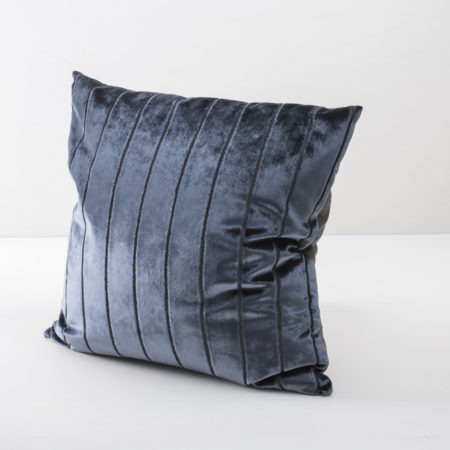 Pillow Roman Velvet Blau 60x60 | The Roman pillows are soft, with a slightly shiny cotton surface. The velvet cover can be interestingly combined with different colours and patterns. We also rent the Roman pillow in the colours rosé and gold. | gotvintage Rental & Event Design
