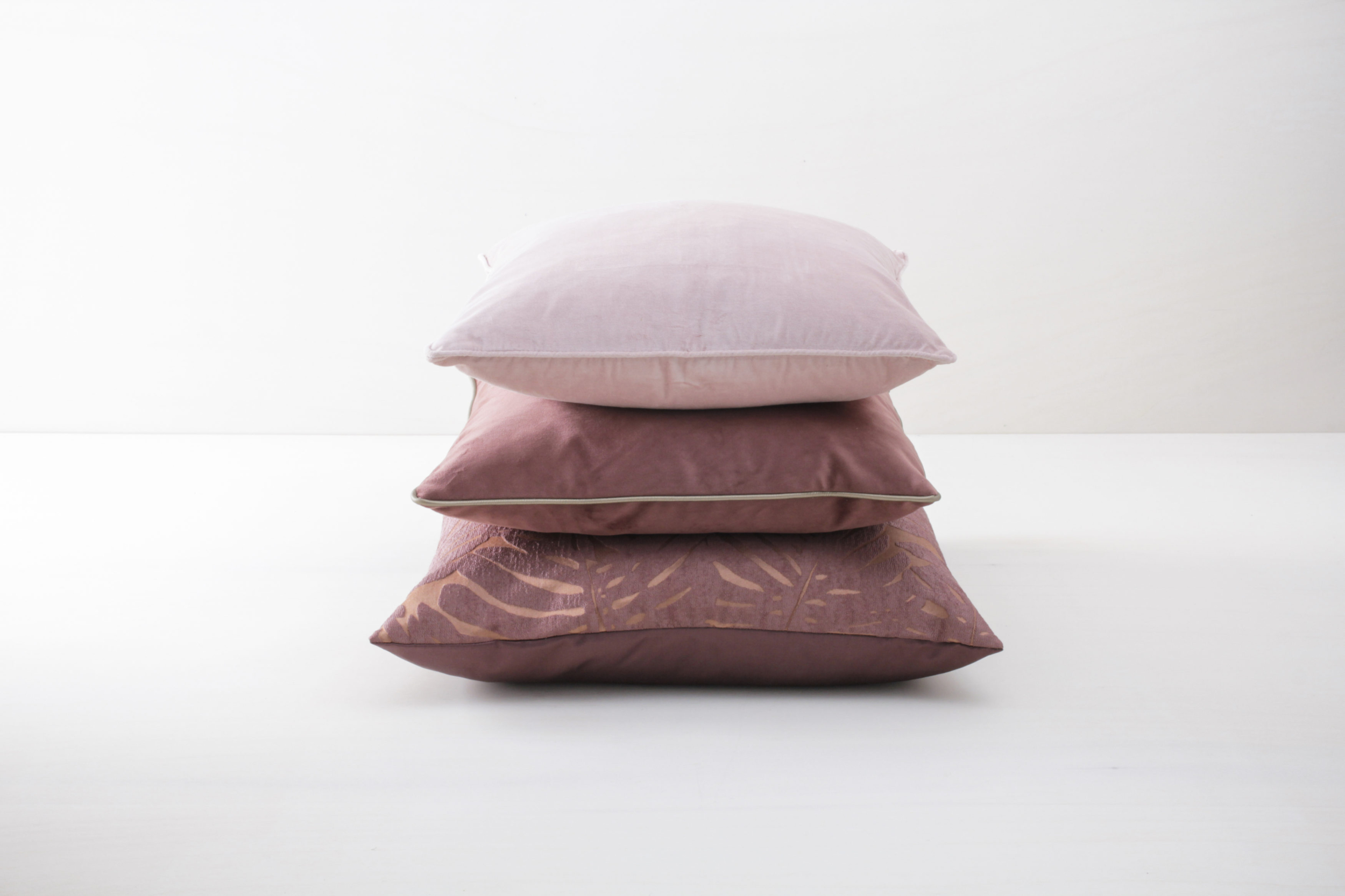  | The Roman pillows are soft, with a slightly shiny cotton surface. The velvet cover can be interestingly combined with different colours and patterns. We also rent the Roman pillow in the colours blue and gold. | 