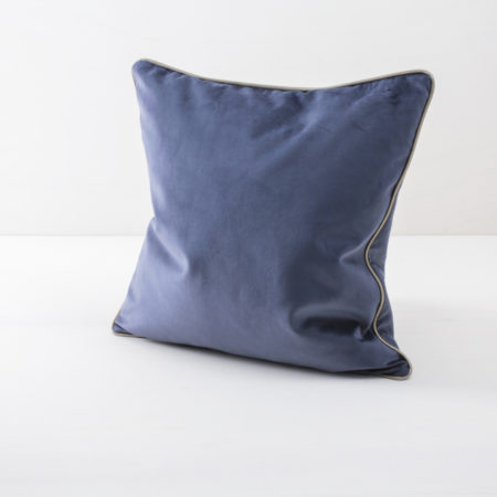Pillow Sebastian Velvet Blue 50x50 | The Sebastian velvet pillow has a soft cotton cover. The velvet cover can be interestingly combined with different colours and patterns. We also rent the pillow Sebastian in the colours rosé and green. | gotvintage Rental & Event Design