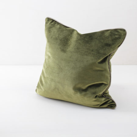 Pillow Sebastian Velvet Green 50x50 | The Sebastian velvet pillow has a soft cotton cover. The velvet cover can be interestingly combined with different colours and patterns. We also rent the pillow Sebastian in the colours rosé and blue. | gotvintage Rental & Event Design
