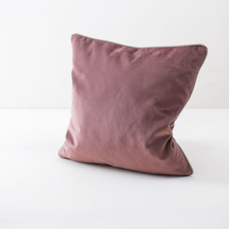 Pillow Sebastian Velvet Rose 50x50 | The Sebastian velvet pillow has a soft cotton cover. The velvet cover can be interestingly combined with different colours and patterns. We also rent the pillow Sebastian in the colours blue and green. | gotvintage Rental & Event Design