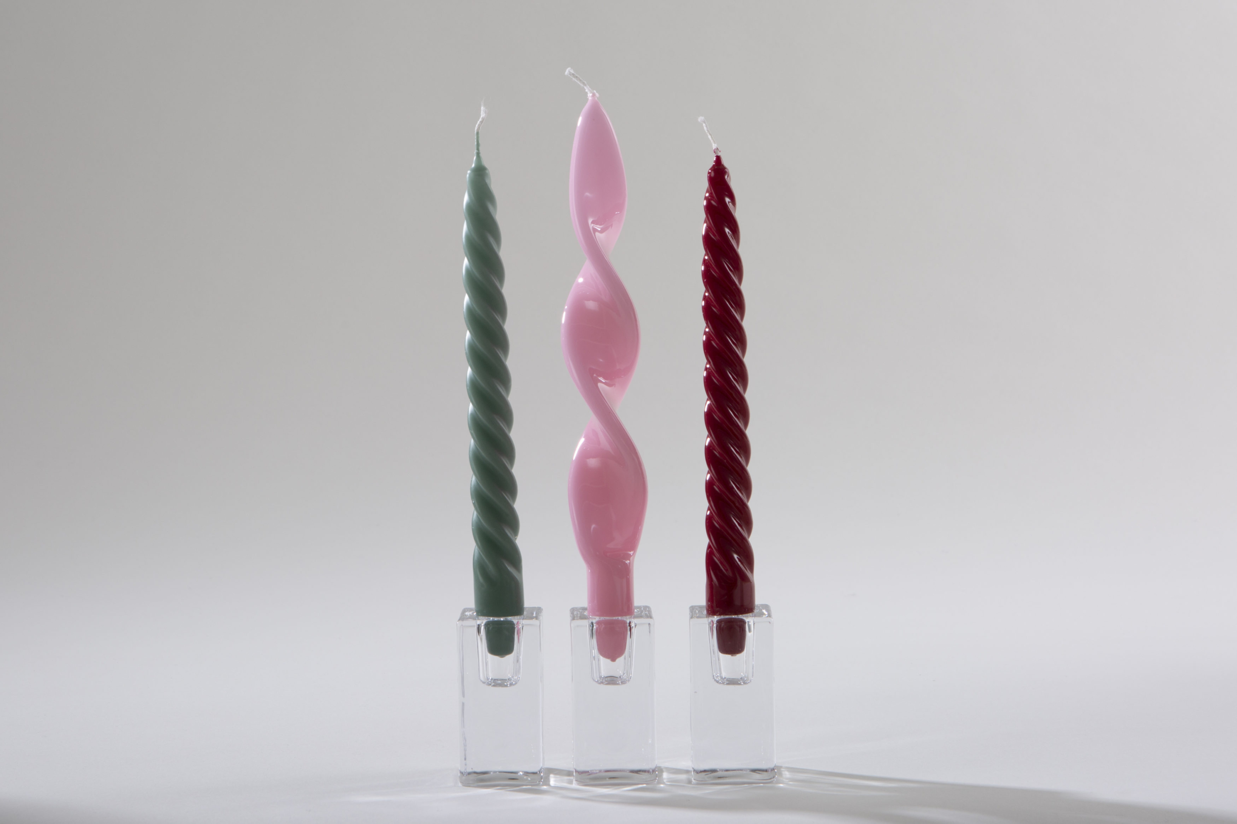  | This twisted candle in Glitz Bordeaux   attracts all eyes with its minimalist, twisted design. Somehow, it is more than just a candle, almost a small object of art that not only looks great on the table but also as an eye-catcher on sideboards or bar trolleys.Our spiral candles are carefully made by hand in a traditional manufactory in Italy.  The softly shaped candles look particularly good in our “Rivadavia” candle holders made of clear glass.We exclusively offer candles for sale, not for... | 