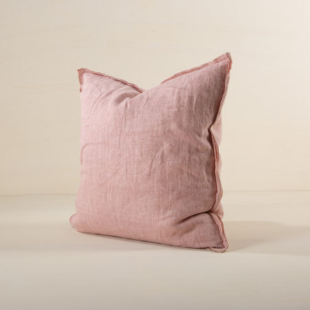 Pillow Cosme Linen Blush 50x50 | The pillows of the Cosme series are all made of stone-washed linen and have the characteristic and modern stonewashed look. The fabric is soft and pleasant on the skin and colored in natural shades.Rent our Cosme linen cushions and give your event, sofa or lounge the finishing touch. | gotvintage Rental & Event Design